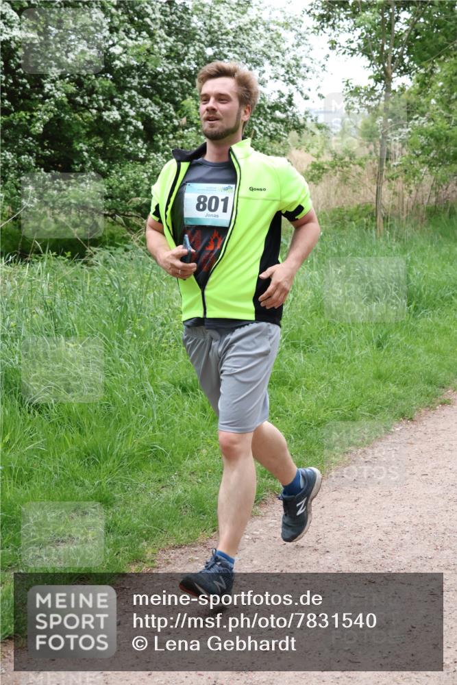 04.05.2025 - 8. Wedeler Halbmarathon Lena Gebhardt http://msf.ph/oto/7831540 04.05.2025 11:18:12 Laufen 801 meine-sportfotos.de