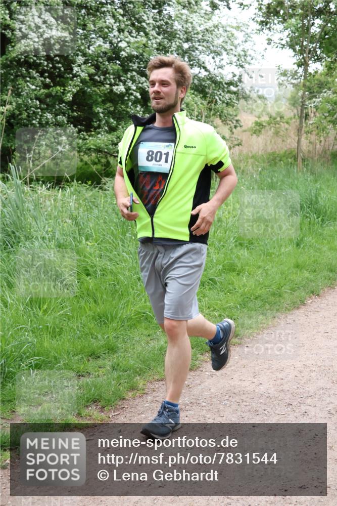 04.05.2025 - 8. Wedeler Halbmarathon Lena Gebhardt http://msf.ph/oto/7831544 04.05.2025 11:18:12 Laufen 801 meine-sportfotos.de