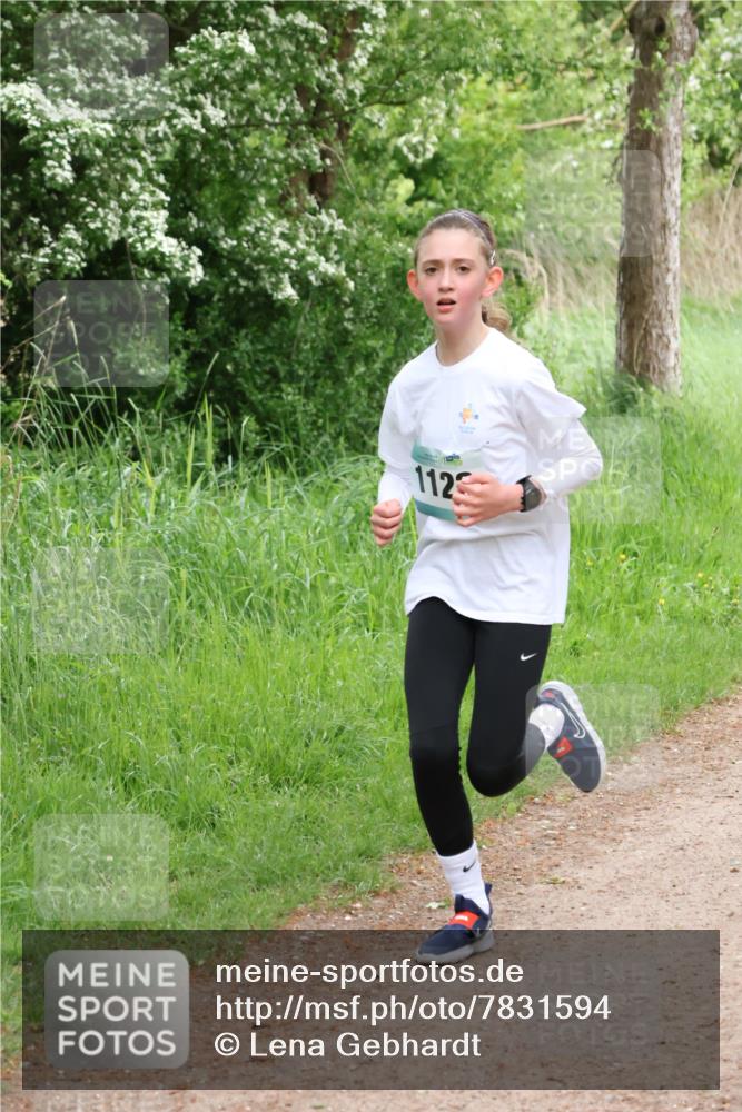 04.05.2025 - 8. Wedeler Halbmarathon Lena Gebhardt http://msf.ph/oto/7831594 04.05.2025 11:18:23 Laufen 1123 meine-sportfotos.de