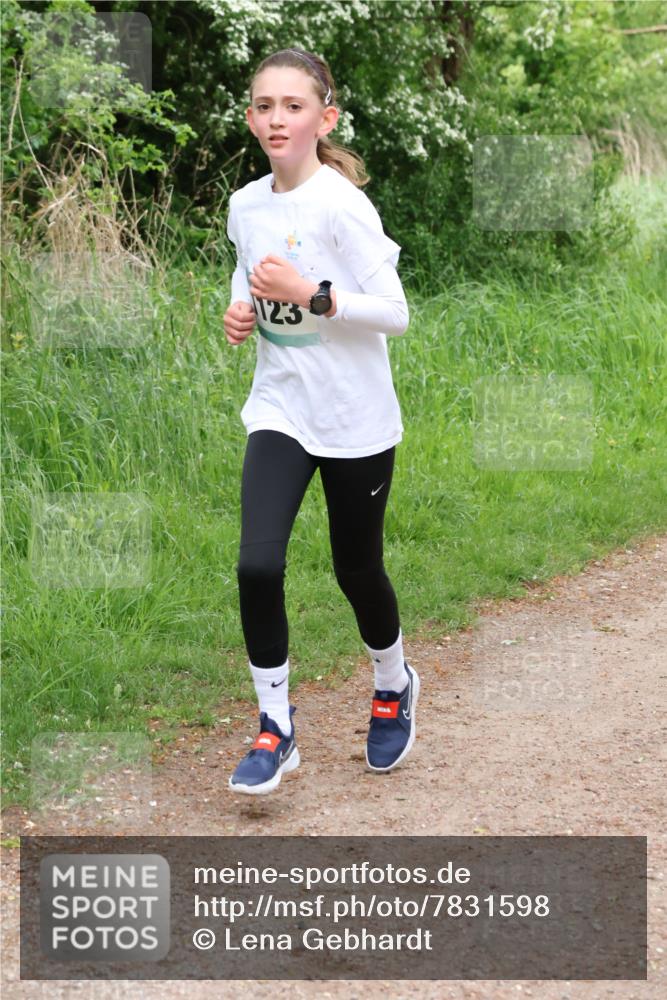 04.05.2025 - 8. Wedeler Halbmarathon Lena Gebhardt http://msf.ph/oto/7831598 04.05.2025 11:18:23 Laufen 123 meine-sportfotos.de