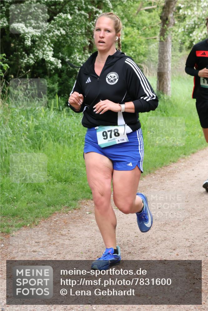 04.05.2025 - 8. Wedeler Halbmarathon Lena Gebhardt http://msf.ph/oto/7831600 04.05.2025 11:18:24 Laufen 978, 156 meine-sportfotos.de