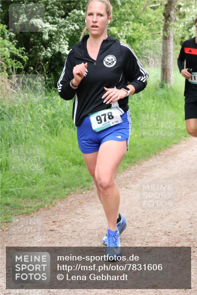 04.05.2025 - 8. Wedeler Halbmarathon Lena Gebhardt http://msf.ph/oto/7831606 04.05.2025 11:18:25 Laufen 978, 156 meine-sportfotos.de