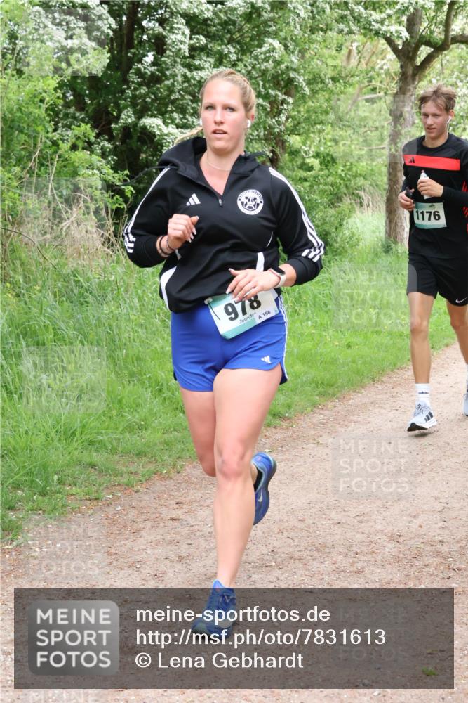 04.05.2025 - 8. Wedeler Halbmarathon Lena Gebhardt http://msf.ph/oto/7831613 04.05.2025 11:18:25 Laufen 978, 156, 1176 meine-sportfotos.de