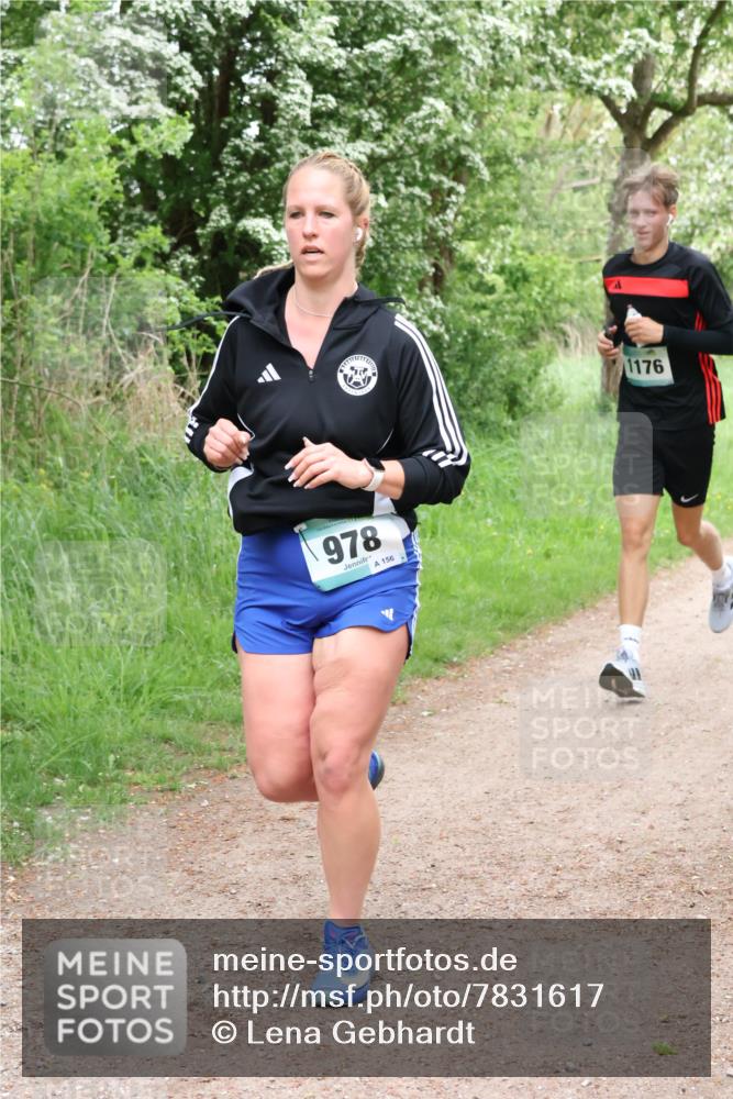04.05.2025 - 8. Wedeler Halbmarathon Lena Gebhardt http://msf.ph/oto/7831617 04.05.2025 11:18:25 Laufen 978, 156, 1176 meine-sportfotos.de