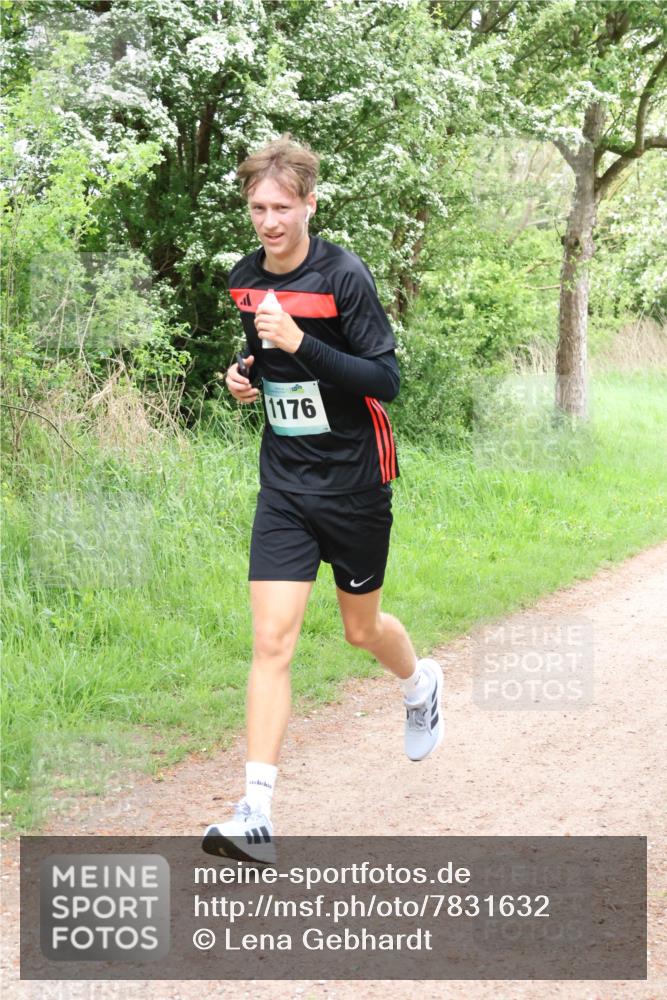 04.05.2025 - 8. Wedeler Halbmarathon Lena Gebhardt http://msf.ph/oto/7831632 04.05.2025 11:18:26 Laufen 1176 meine-sportfotos.de