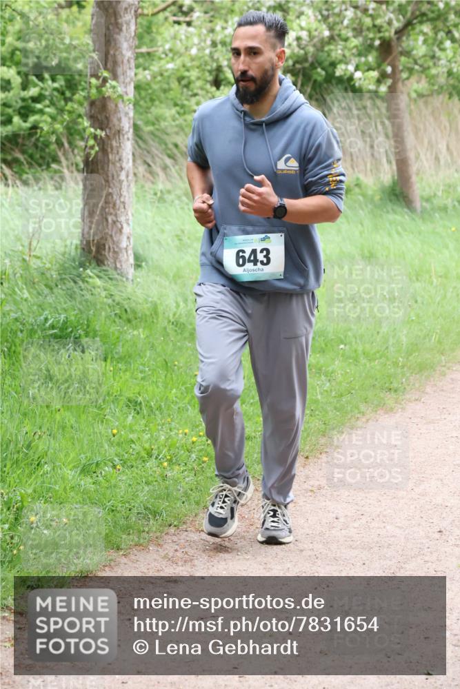 04.05.2025 - 8. Wedeler Halbmarathon Lena Gebhardt http://msf.ph/oto/7831654 04.05.2025 11:18:30 Laufen 643 meine-sportfotos.de