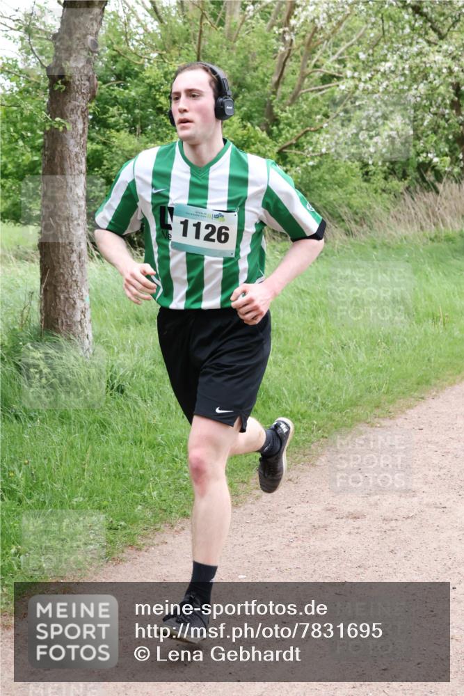 04.05.2025 - 8. Wedeler Halbmarathon Lena Gebhardt http://msf.ph/oto/7831695 04.05.2025 11:18:35 Laufen 1126 meine-sportfotos.de