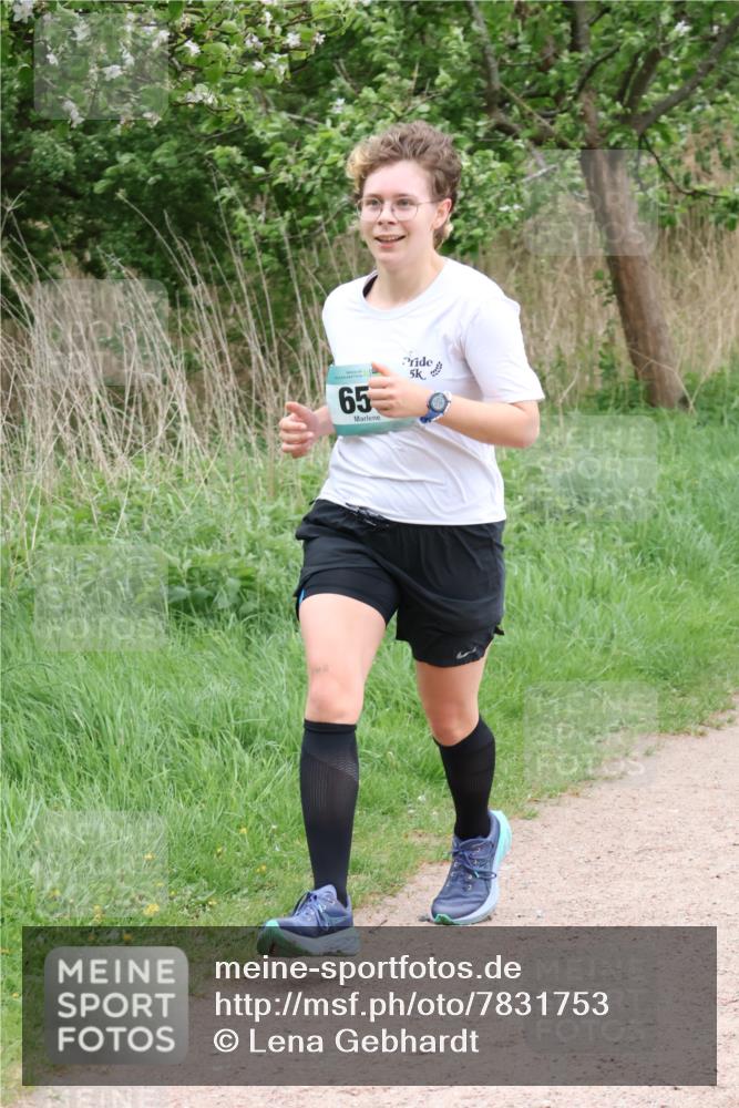 04.05.2025 - 8. Wedeler Halbmarathon Lena Gebhardt http://msf.ph/oto/7831753 04.05.2025 11:18:42 Laufen 65, 5 meine-sportfotos.de