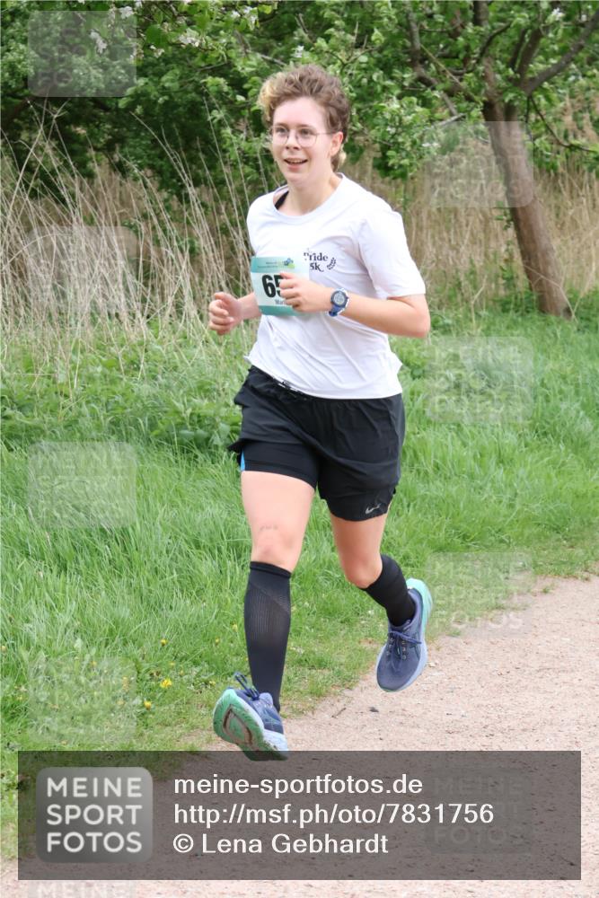 04.05.2025 - 8. Wedeler Halbmarathon Lena Gebhardt http://msf.ph/oto/7831756 04.05.2025 11:18:42 Laufen 65, 5 meine-sportfotos.de