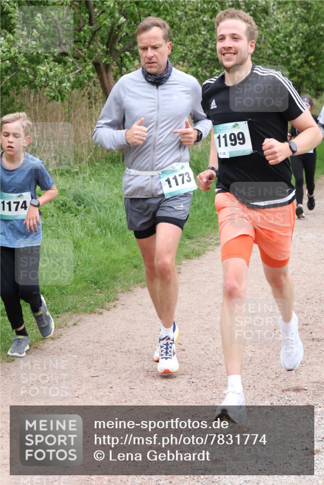 04.05.2025 - 8. Wedeler Halbmarathon Lena Gebhardt http://msf.ph/oto/7831774 04.05.2025 11:18:44 Laufen 1174, 1173, 1199, 38 meine-sportfotos.de
