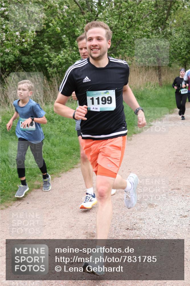 04.05.2025 - 8. Wedeler Halbmarathon Lena Gebhardt http://msf.ph/oto/7831785 04.05.2025 11:18:44 Laufen 1199, 38, 1208 meine-sportfotos.de
