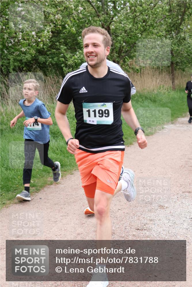 04.05.2025 - 8. Wedeler Halbmarathon Lena Gebhardt http://msf.ph/oto/7831788 04.05.2025 11:18:45 Laufen 1199, 38 meine-sportfotos.de