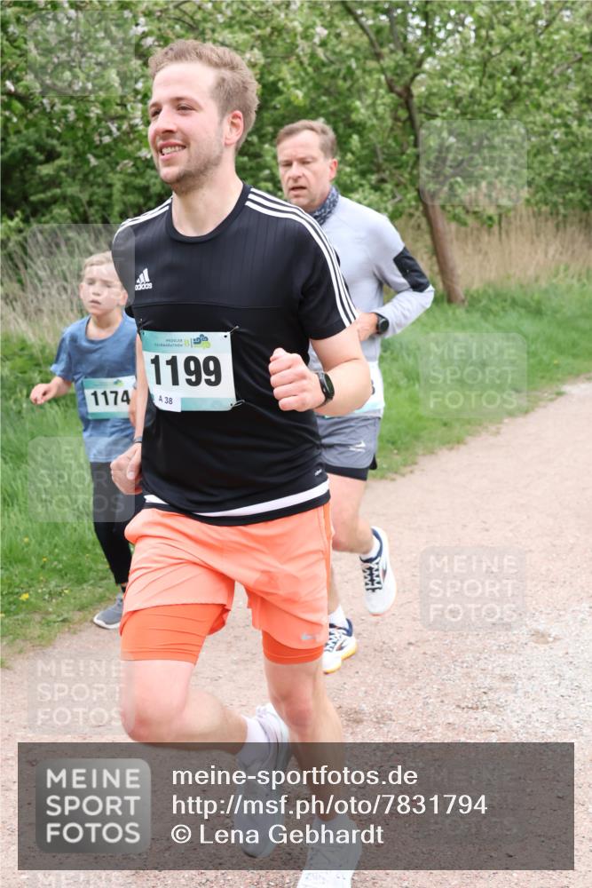 04.05.2025 - 8. Wedeler Halbmarathon Lena Gebhardt http://msf.ph/oto/7831794 04.05.2025 11:18:45 Laufen 1174, 56, 1199, 38 meine-sportfotos.de