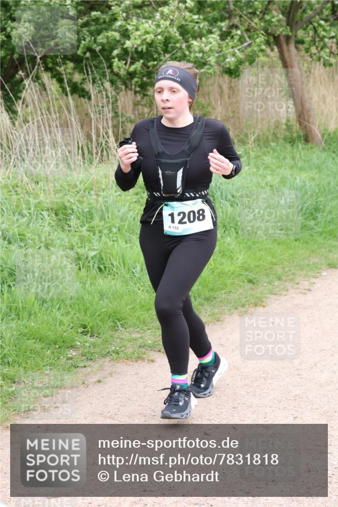 04.05.2025 - 8. Wedeler Halbmarathon Lena Gebhardt http://msf.ph/oto/7831818 04.05.2025 11:18:47 Laufen 1208, 152 meine-sportfotos.de