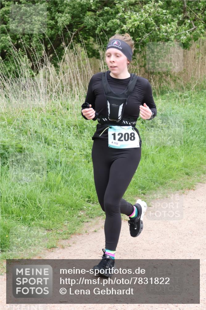 04.05.2025 - 8. Wedeler Halbmarathon Lena Gebhardt http://msf.ph/oto/7831822 04.05.2025 11:18:47 Laufen 1208, 152 meine-sportfotos.de