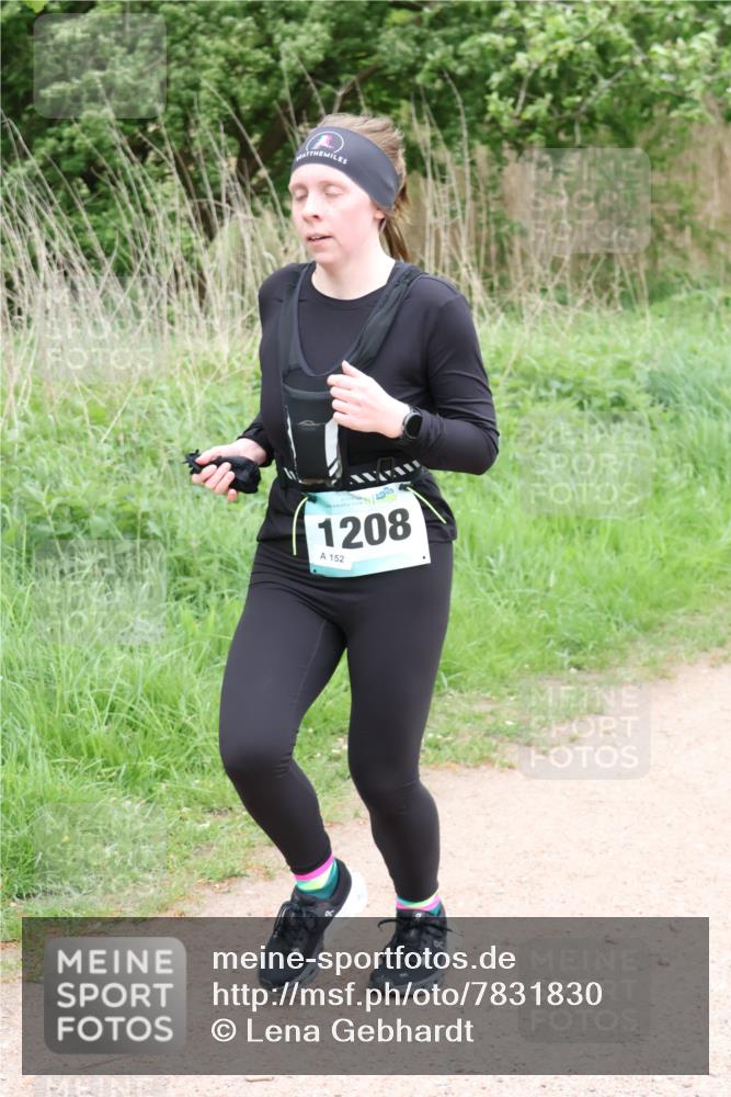 04.05.2025 - 8. Wedeler Halbmarathon Lena Gebhardt http://msf.ph/oto/7831830 04.05.2025 11:18:47 Laufen 1208, 152 meine-sportfotos.de