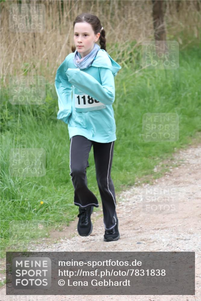 04.05.2025 - 8. Wedeler Halbmarathon Lena Gebhardt http://msf.ph/oto/7831838 04.05.2025 11:18:49 Laufen 118 meine-sportfotos.de