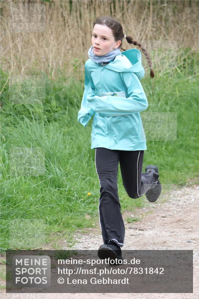04.05.2025 - 8. Wedeler Halbmarathon Lena Gebhardt http://msf.ph/oto/7831842 04.05.2025 11:18:49 Laufen  meine-sportfotos.de