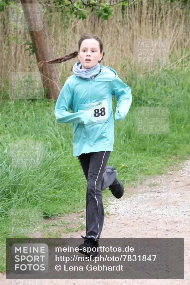 04.05.2025 - 8. Wedeler Halbmarathon Lena Gebhardt http://msf.ph/oto/7831847 04.05.2025 11:18:50 Laufen 88 meine-sportfotos.de