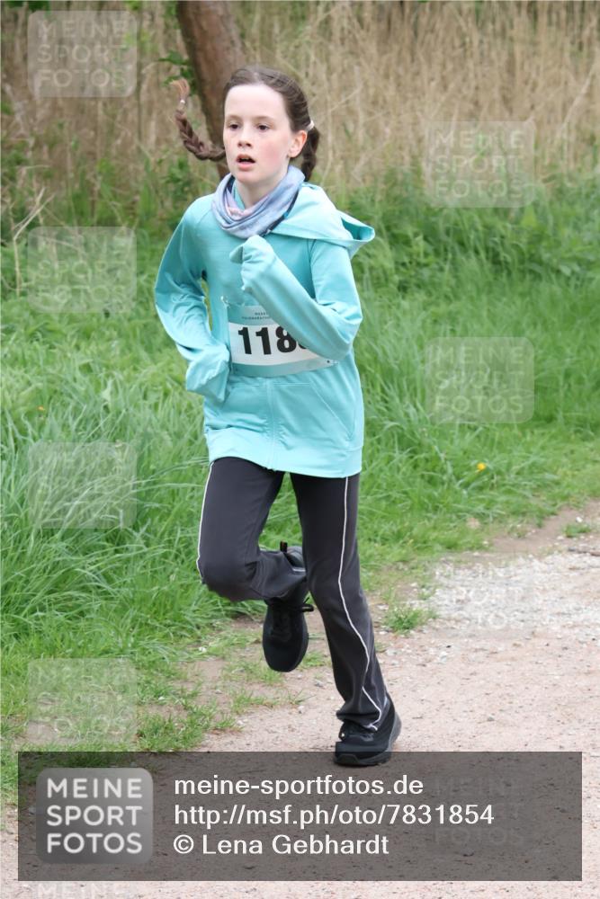 04.05.2025 - 8. Wedeler Halbmarathon Lena Gebhardt http://msf.ph/oto/7831854 04.05.2025 11:18:50 Laufen 118 meine-sportfotos.de