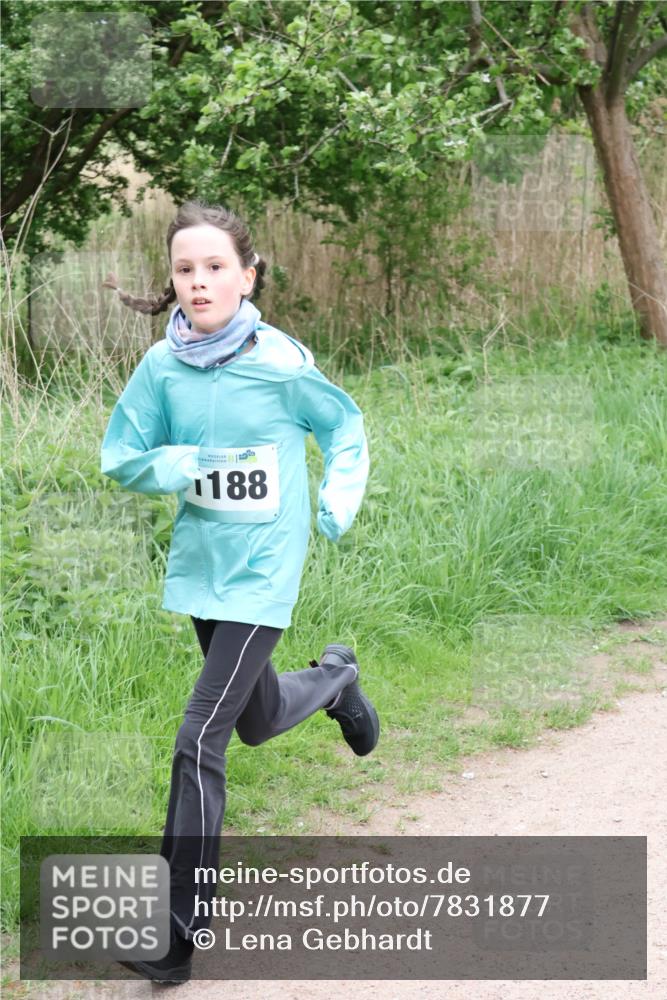 04.05.2025 - 8. Wedeler Halbmarathon Lena Gebhardt http://msf.ph/oto/7831877 04.05.2025 11:18:50 Laufen 20, 188 meine-sportfotos.de