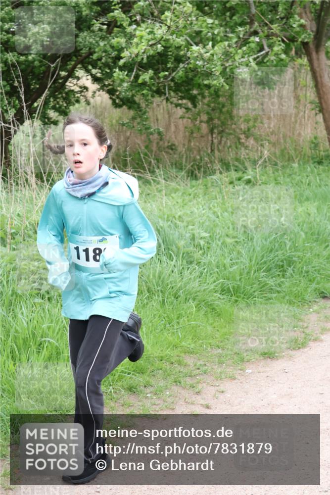 04.05.2025 - 8. Wedeler Halbmarathon Lena Gebhardt http://msf.ph/oto/7831879 04.05.2025 11:18:50 Laufen 118 meine-sportfotos.de