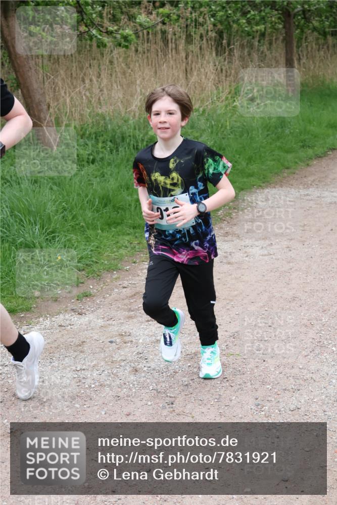 04.05.2025 - 8. Wedeler Halbmarathon Lena Gebhardt http://msf.ph/oto/7831921 04.05.2025 11:18:54 Laufen  meine-sportfotos.de