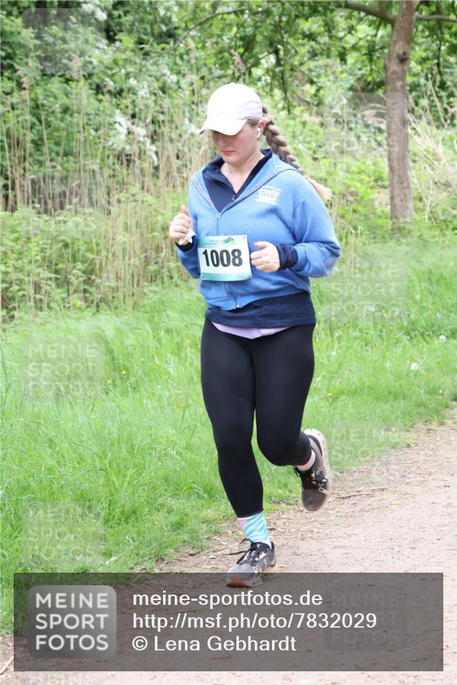 04.05.2025 - 8. Wedeler Halbmarathon Lena Gebhardt http://msf.ph/oto/7832029 04.05.2025 11:19:12 Laufen 1008 meine-sportfotos.de