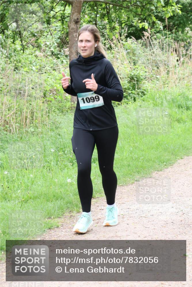 04.05.2025 - 8. Wedeler Halbmarathon Lena Gebhardt http://msf.ph/oto/7832056 04.05.2025 11:19:13 Laufen 1099 meine-sportfotos.de