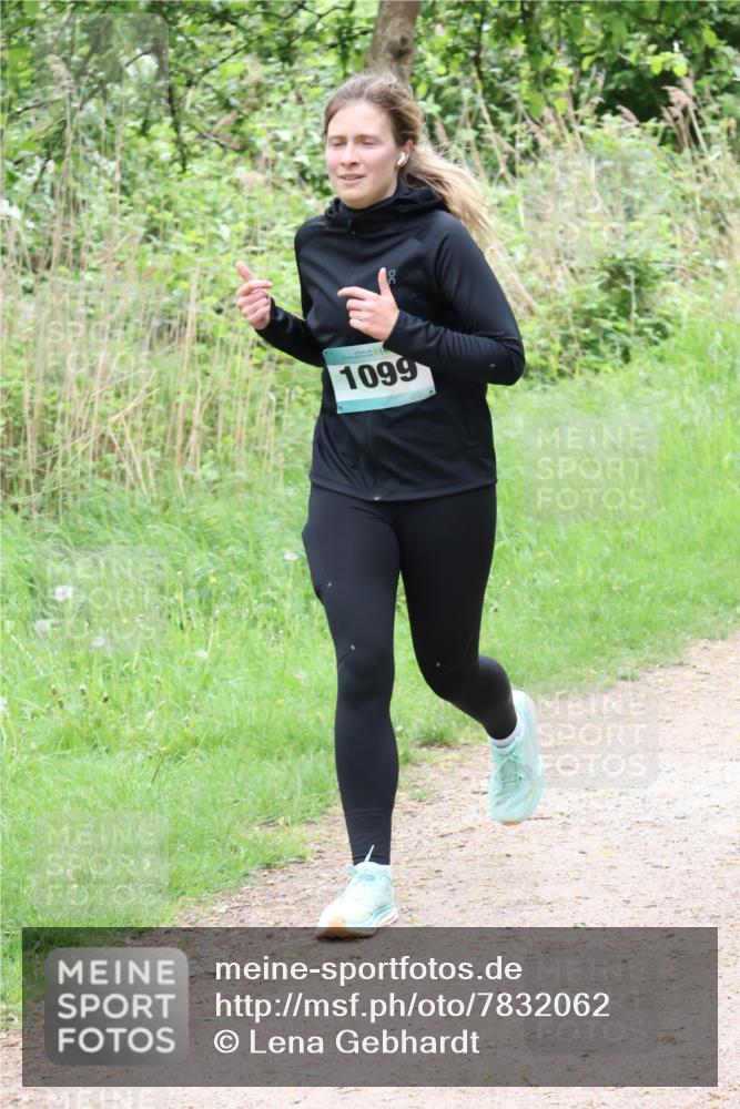 04.05.2025 - 8. Wedeler Halbmarathon Lena Gebhardt http://msf.ph/oto/7832062 04.05.2025 11:19:13 Laufen 1099 meine-sportfotos.de