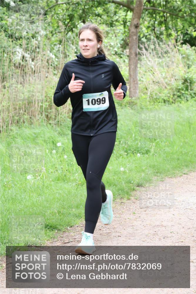 04.05.2025 - 8. Wedeler Halbmarathon Lena Gebhardt http://msf.ph/oto/7832069 04.05.2025 11:19:13 Laufen 1099 meine-sportfotos.de
