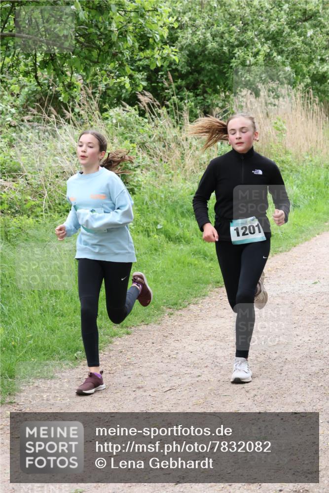 04.05.2025 - 8. Wedeler Halbmarathon Lena Gebhardt http://msf.ph/oto/7832082 04.05.2025 11:19:18 Laufen 1201 meine-sportfotos.de