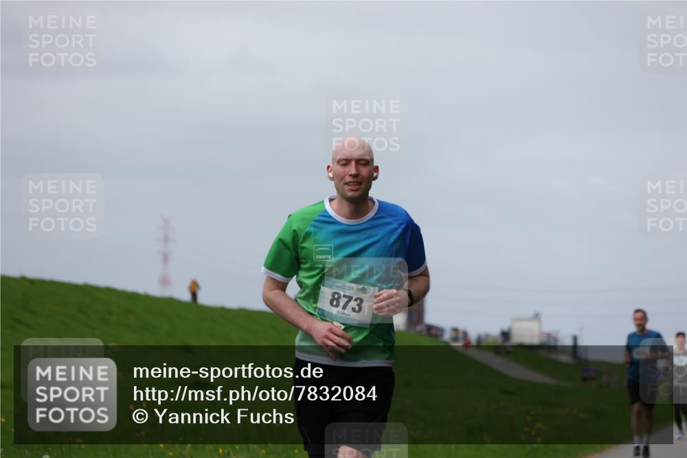 04.05.2025 - 8. Wedeler Halbmarathon Yannick Fuchs http://msf.ph/oto/7832084 04.05.2025 11:41:01 Laufen 873 meine-sportfotos.de