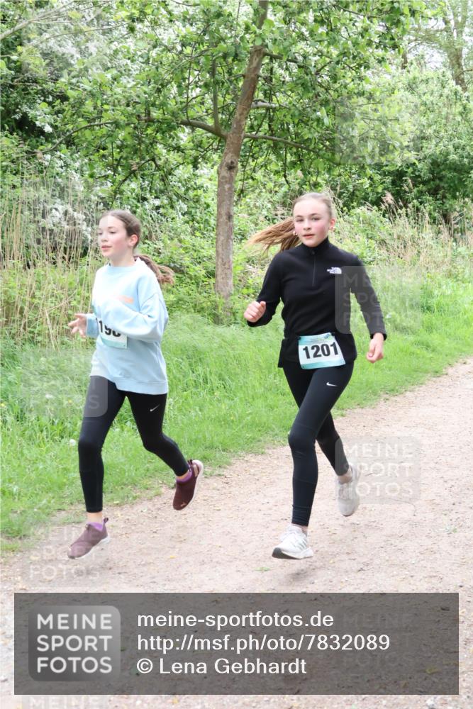 04.05.2025 - 8. Wedeler Halbmarathon Lena Gebhardt http://msf.ph/oto/7832089 04.05.2025 11:19:19 Laufen 1201 meine-sportfotos.de