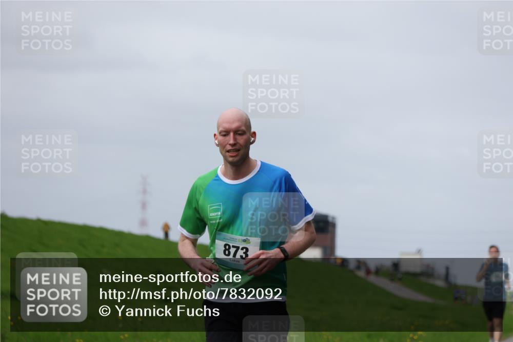 04.05.2025 - 8. Wedeler Halbmarathon Yannick Fuchs http://msf.ph/oto/7832092 04.05.2025 11:41:01 Laufen 873 meine-sportfotos.de
