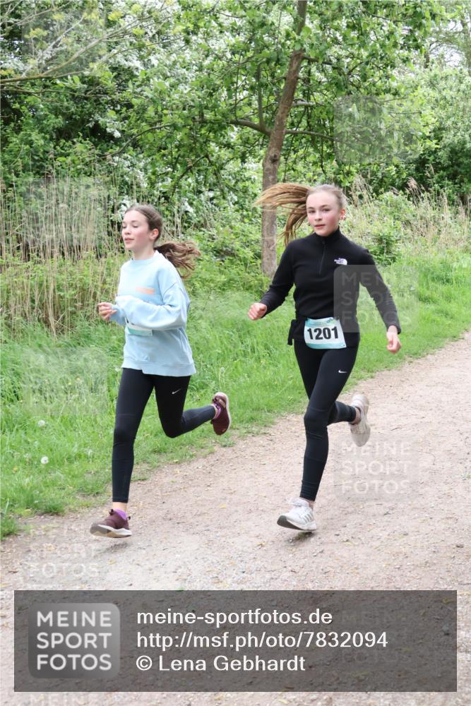 04.05.2025 - 8. Wedeler Halbmarathon Lena Gebhardt http://msf.ph/oto/7832094 04.05.2025 11:19:19 Laufen 1201 meine-sportfotos.de