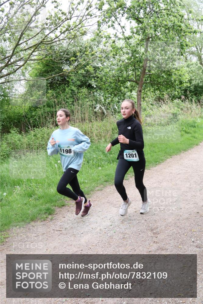04.05.2025 - 8. Wedeler Halbmarathon Lena Gebhardt http://msf.ph/oto/7832109 04.05.2025 11:19:19 Laufen 1198, 1201 meine-sportfotos.de