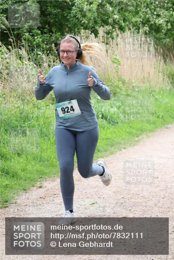04.05.2025 - 8. Wedeler Halbmarathon Lena Gebhardt http://msf.ph/oto/7832111 04.05.2025 11:19:21 Laufen 924 meine-sportfotos.de