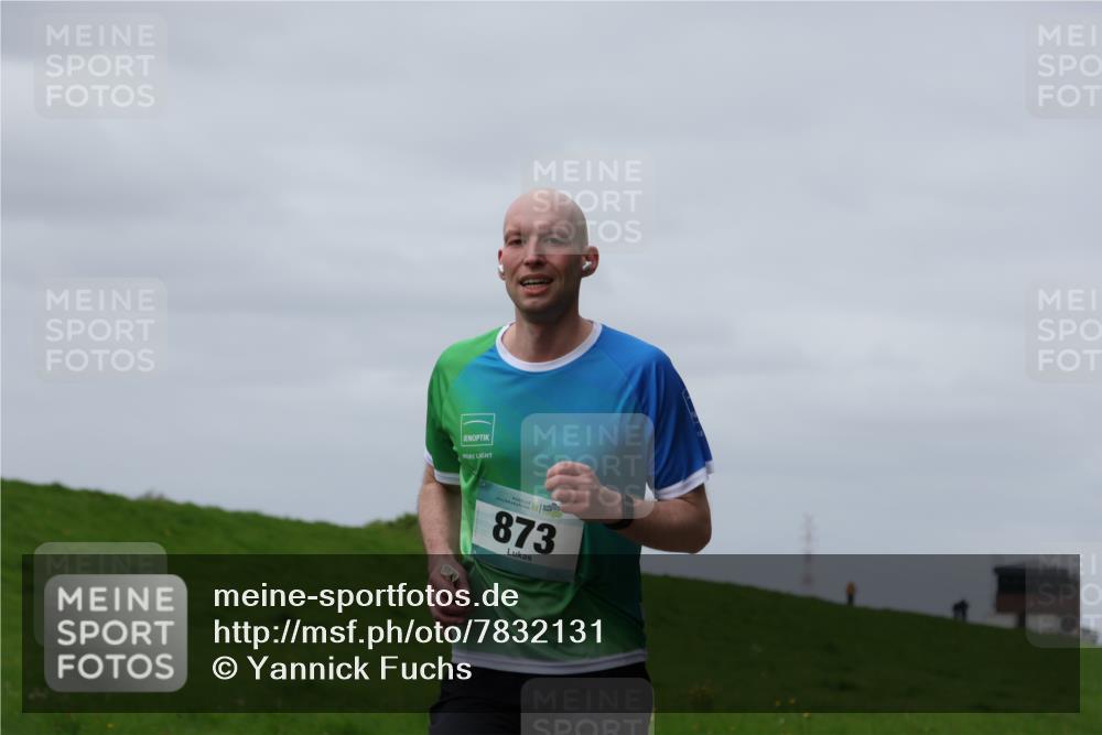 04.05.2025 - 8. Wedeler Halbmarathon Yannick Fuchs http://msf.ph/oto/7832131 04.05.2025 11:41:04 Laufen 873 meine-sportfotos.de
