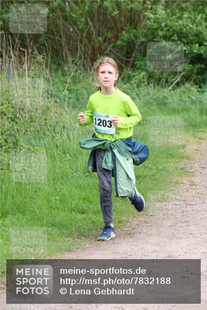 04.05.2025 - 8. Wedeler Halbmarathon Lena Gebhardt http://msf.ph/oto/7832188 04.05.2025 11:19:34 Laufen 156, 1203 meine-sportfotos.de