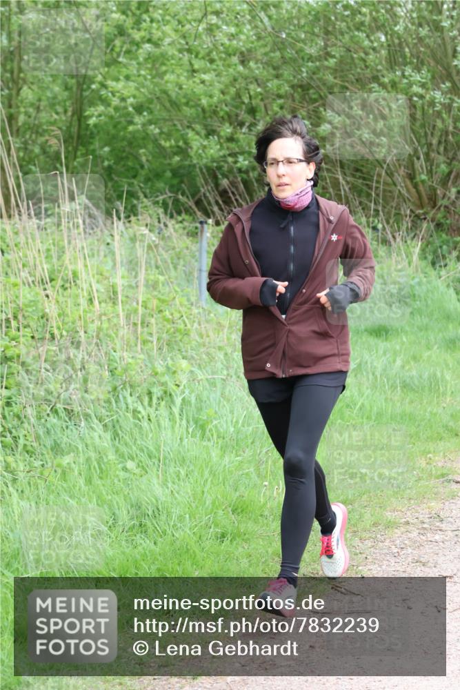 04.05.2025 - 8. Wedeler Halbmarathon Lena Gebhardt http://msf.ph/oto/7832239 04.05.2025 11:19:39 Laufen  meine-sportfotos.de