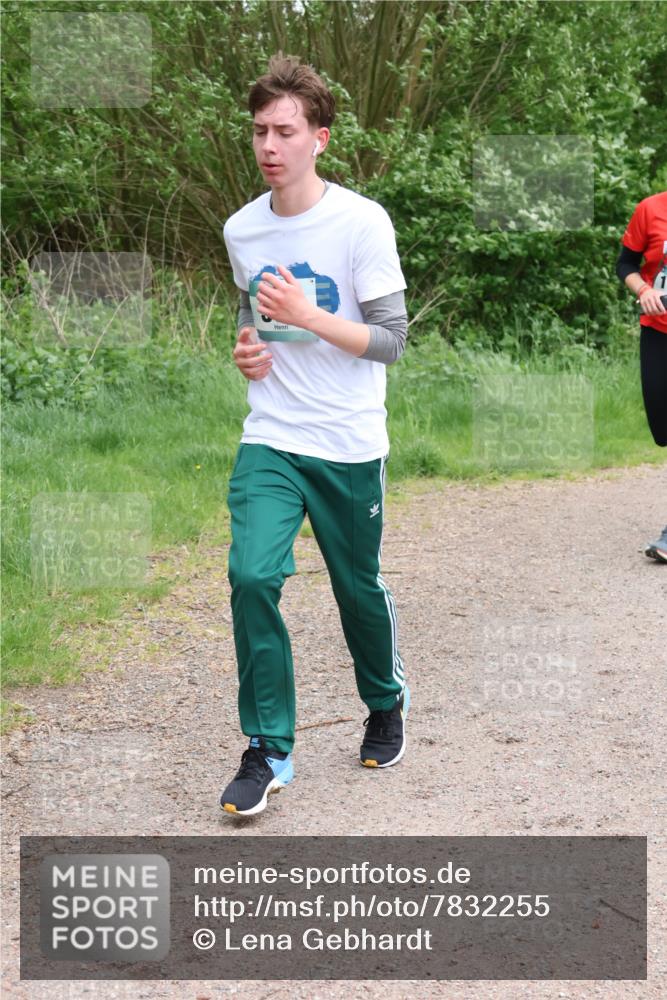 04.05.2025 - 8. Wedeler Halbmarathon Lena Gebhardt http://msf.ph/oto/7832255 04.05.2025 11:19:43 Laufen  meine-sportfotos.de