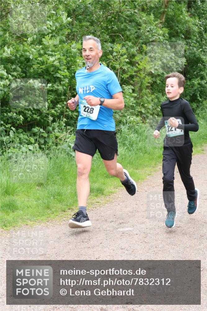 04.05.2025 - 8. Wedeler Halbmarathon Lena Gebhardt http://msf.ph/oto/7832312 04.05.2025 11:19:50 Laufen 228, 8, 154, 1, 22 meine-sportfotos.de