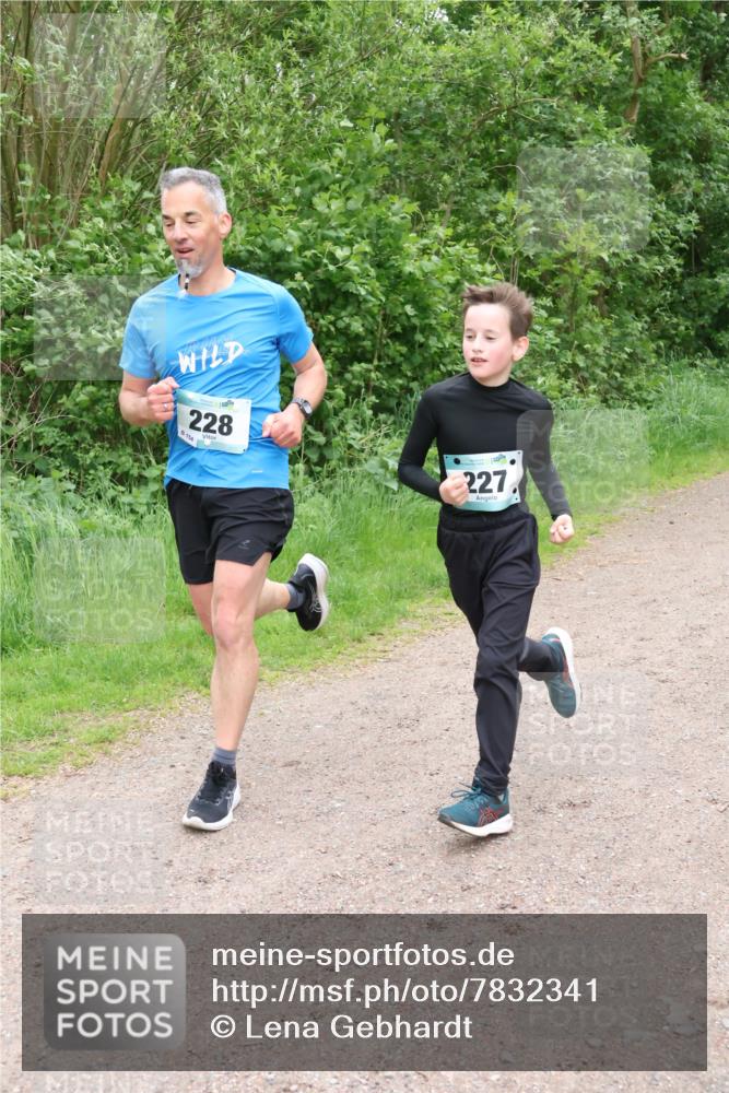 04.05.2025 - 8. Wedeler Halbmarathon Lena Gebhardt http://msf.ph/oto/7832341 04.05.2025 11:19:50 Laufen 228, 8154, 227 meine-sportfotos.de