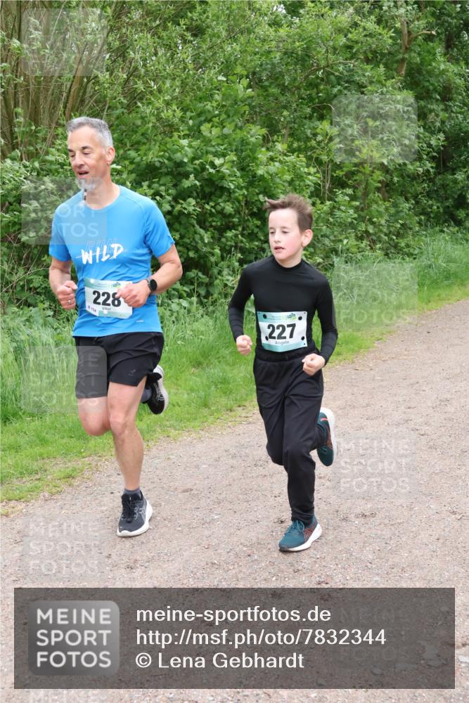 04.05.2025 - 8. Wedeler Halbmarathon Lena Gebhardt http://msf.ph/oto/7832344 04.05.2025 11:19:50 Laufen 106, 228, 8154, 227 meine-sportfotos.de