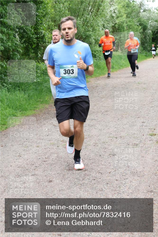 04.05.2025 - 8. Wedeler Halbmarathon Lena Gebhardt http://msf.ph/oto/7832416 04.05.2025 11:20:00 Laufen 303, 784, 783 meine-sportfotos.de