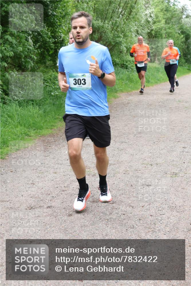 04.05.2025 - 8. Wedeler Halbmarathon Lena Gebhardt http://msf.ph/oto/7832422 04.05.2025 11:20:00 Laufen 303, 784, 783 meine-sportfotos.de
