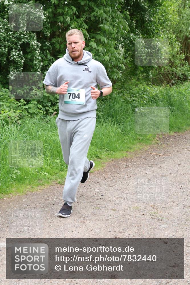 04.05.2025 - 8. Wedeler Halbmarathon Lena Gebhardt http://msf.ph/oto/7832440 04.05.2025 11:20:01 Laufen 704 meine-sportfotos.de