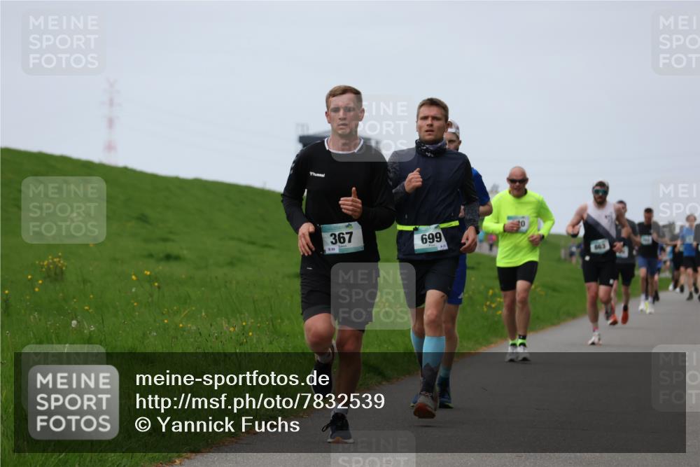04.05.2025 - 8. Wedeler Halbmarathon Yannick Fuchs http://msf.ph/oto/7832539 04.05.2025 11:21:16 Laufen 367, 699 meine-sportfotos.de