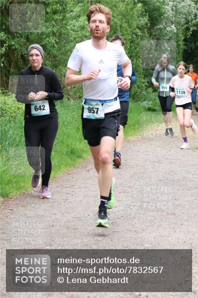 04.05.2025 - 8. Wedeler Halbmarathon Lena Gebhardt http://msf.ph/oto/7832567 04.05.2025 11:20:12 Laufen 642, 957, 959, 1139 meine-sportfotos.de